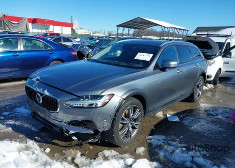 2017 Volvo V90 Cross Country T6 z USA, uszkodzony, nr VIN YV4A22NLXH1001253
